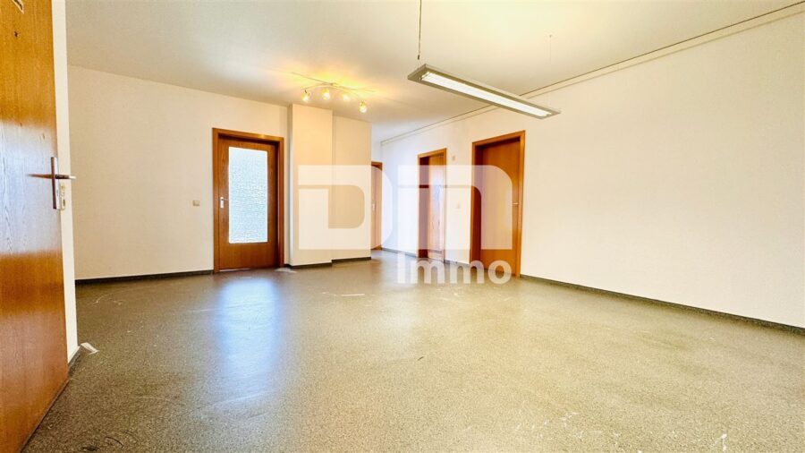 Schöne zentral gelegenes Büro mit drei Balkonen und Tiefgaragenstellplatz - 2.OG Zentraler Flur / Dielenbereich Raum 4